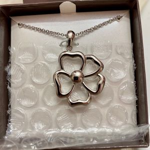 Stainless steel flower necklace